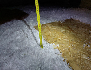 Zateplení stropu bytového domu pomocí foukané izolace